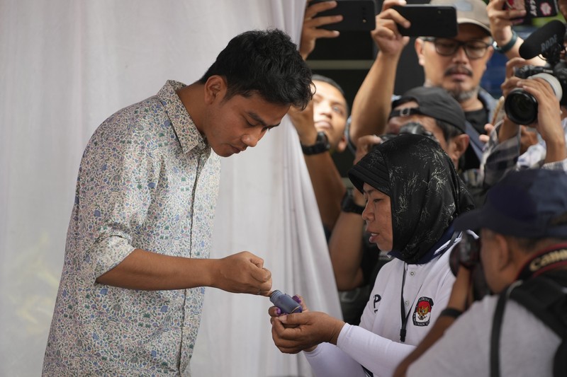 Calon wakil presiden nomor urut 2 Gibran Rakabuming Raka mencoblos di TPS 34 Manahan, Banjarsari, Solo. Uniknya, TPS tersebut bertema valentine. Calon wakil presiden nomor urut 2 Gibran Rakabuming Raka mencoblos di TPS 34 Manahan, Banjarsari, Solo. Uniknya, TPS tersebut bertema valentine. (AP Photo/Achmad Ibrahim)