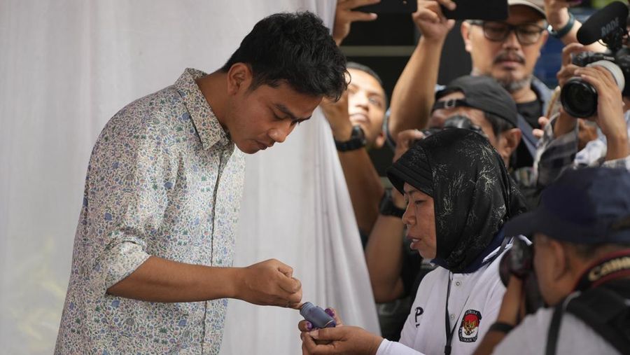 Calon wakil presiden nomor urut 2 Gibran Rakabuming Raka mencoblos di TPS 34 Manahan, Banjarsari, Solo. Uniknya, TPS tersebut bertema valentine. (AP Photo/Achmad Ibrahim)
