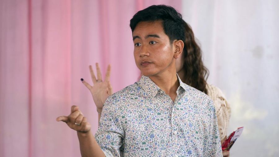 Calon wakil presiden nomor urut 2 Gibran Rakabuming Raka mencoblos di TPS 34 Manahan, Banjarsari, Solo. Uniknya, TPS tersebut bertema valentine. (AP Photo/Achmad Ibrahim)