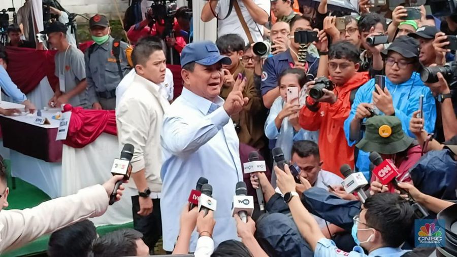 capres nomor urut 02 Prabowo Subianto melakukan pencoblosan di TPS 033 Bojong Koneng, Sentul. (CNBC Indonesia/Ferry Sandi)