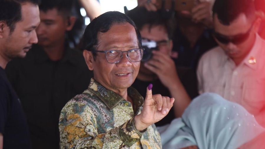 Cawapres nomor urut 03 Mahfud Md mencoblos di TPS 106 Sambilegi Lor, Maguwoharjo, Depok, Kabupaten Sleman, DIY, Rabu (14/2/2024) pagi. (Dok. Detikcom/Jauh Hari Wawan S)