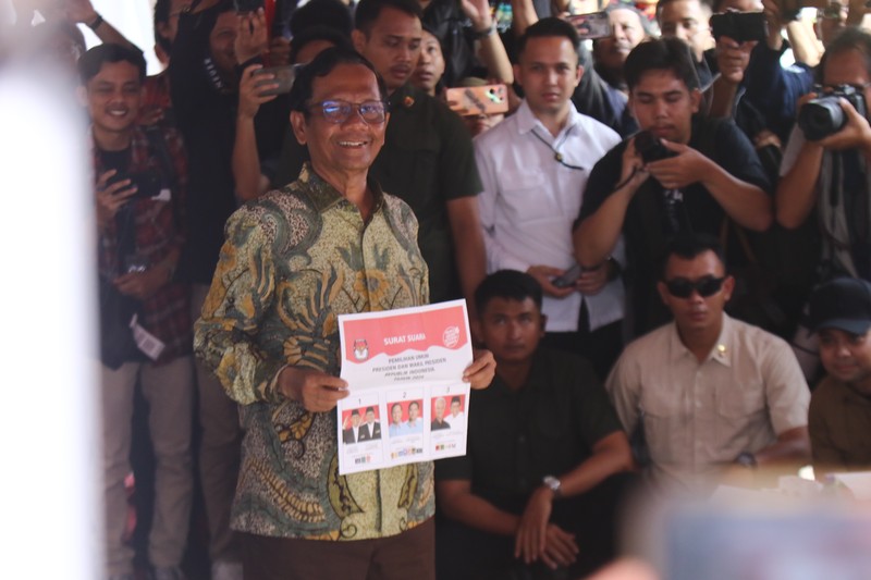 Cawapres nomor urut 03 Mahfud Md mencoblos di TPS 106 Sambilegi Lor, Maguwoharjo, Depok, Kabupaten Sleman, DIY, Rabu (14/2/2024) pagi. (Dok. Detikcom/Jauh Hari Wawan S)