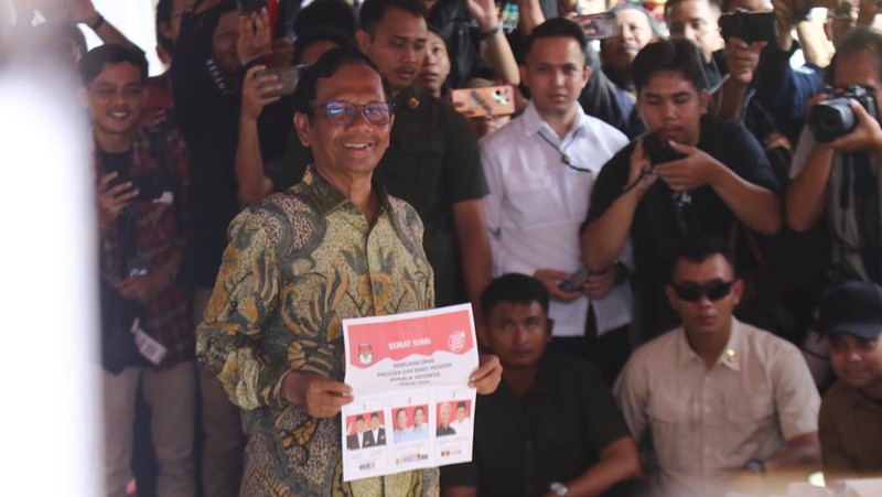 Cawapres nomor urut 03 Mahfud Md mencoblos di TPS 106 Sambilegi Lor, Maguwoharjo, Depok, Kabupaten Sleman, DIY, Rabu (14/2/2024) pagi. (Dok. Detikcom/Jauh Hari Wawan S)