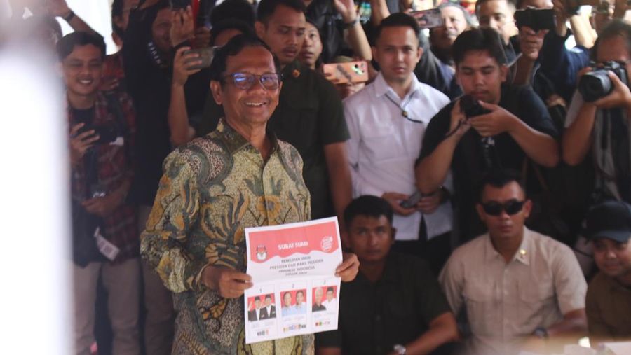 Cawapres nomor urut 03 Mahfud Md mencoblos di TPS 106 Sambilegi Lor, Maguwoharjo, Depok, Kabupaten Sleman, DIY, Rabu (14/2/2024) pagi. (Dok. Detikcom/Jauh Hari Wawan S)