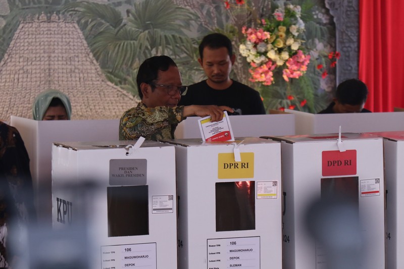 Cawapres nomor urut 03 Mahfud Md mencoblos di TPS 106 Sambilegi Lor, Maguwoharjo, Depok, Kabupaten Sleman, DIY, Rabu (14/2/2024) pagi. Cawapres nomor urut 03 Mahfud Md mencoblos di TPS 106 Sambilegi Lor, Maguwoharjo, Depok, Kabupaten Sleman, DIY, Rabu (14/2/2024) pagi. (Dok. Detikcom/Jauh Hari Wawan S)