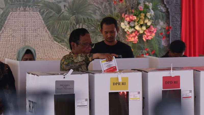 Cawapres nomor urut 03 Mahfud Md mencoblos di TPS 106 Sambilegi Lor, Maguwoharjo, Depok, Kabupaten Sleman, DIY, Rabu (14/2/2024) pagi. (Dok. Detikcom/Jauh Hari Wawan S)