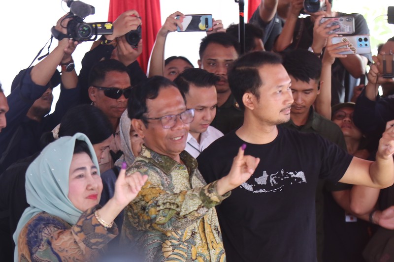 Cawapres nomor urut 03 Mahfud Md mencoblos di TPS 106 Sambilegi Lor, Maguwoharjo, Depok, Kabupaten Sleman, DIY, Rabu (14/2/2024) pagi. (Dok. Detikcom/Jauh Hari Wawan S)