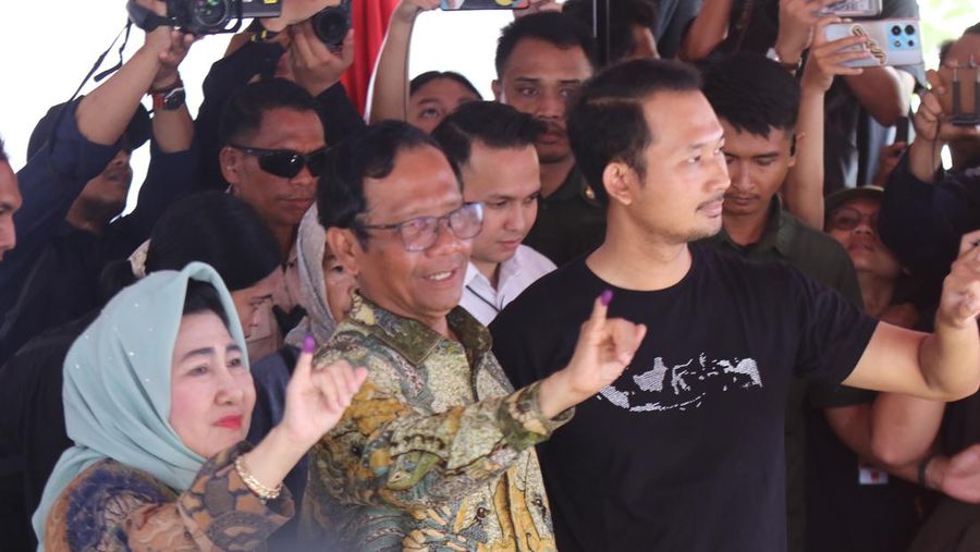 Cawapres nomor urut 03 Mahfud Md mencoblos di TPS 106 Sambilegi Lor, Maguwoharjo, Depok, Kabupaten Sleman, DIY, Rabu (14/2/2024) pagi. (Dok. Detikcom/Jauh Hari Wawan S)