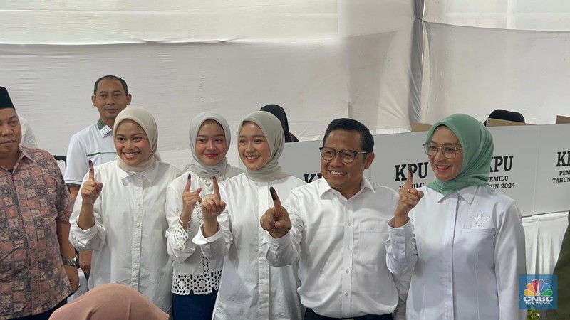 Cawapres nomor urut 1, Muhaimin Iskandar atau Cak Imin, telah menyalurkan hak suaranya di TPS 023, Kemang, Jakarta Selatan. Cak Imin datang ke TPS bersama keluarganya. (CNBC Indonesia/Zefanya Aprilia)