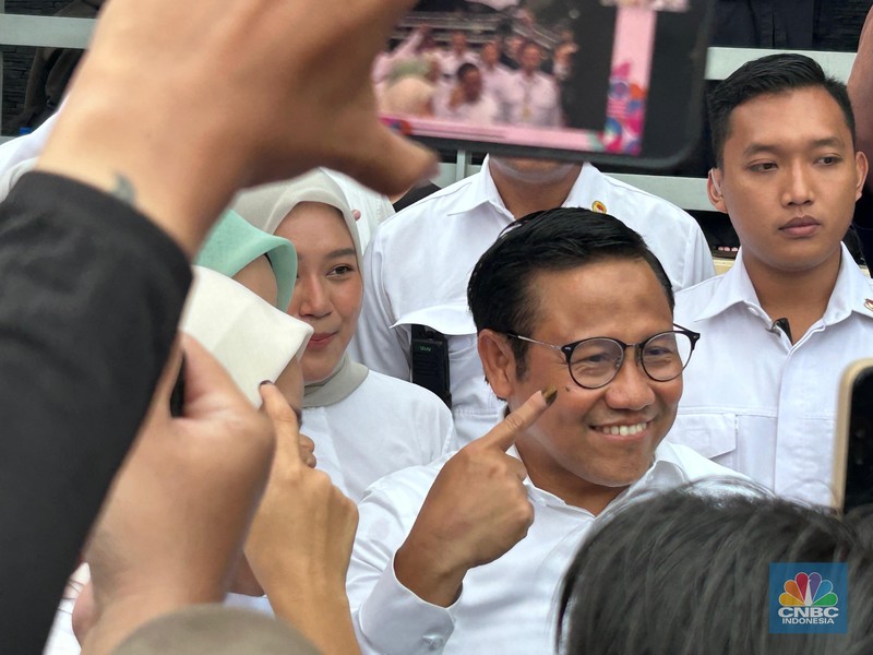 Cawapres nomor urut 1, Muhaimin Iskandar atau Cak Imin, telah menyalurkan hak suaranya di TPS 023, Kemang, Jakarta Selatan. Cak Imin datang ke TPS bersama keluarganya. (CNBC Indonesia/Zefanya Aprilia)
