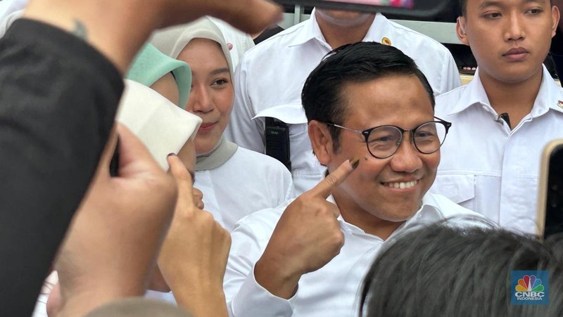 Cawapres nomor urut 1, Muhaimin Iskandar atau Cak Imin, telah menyalurkan hak suaranya di TPS 023, Kemang, Jakarta Selatan. Cak Imin datang ke TPS bersama keluarganya. (CNBC Indonesia/Zefanya Aprilia)