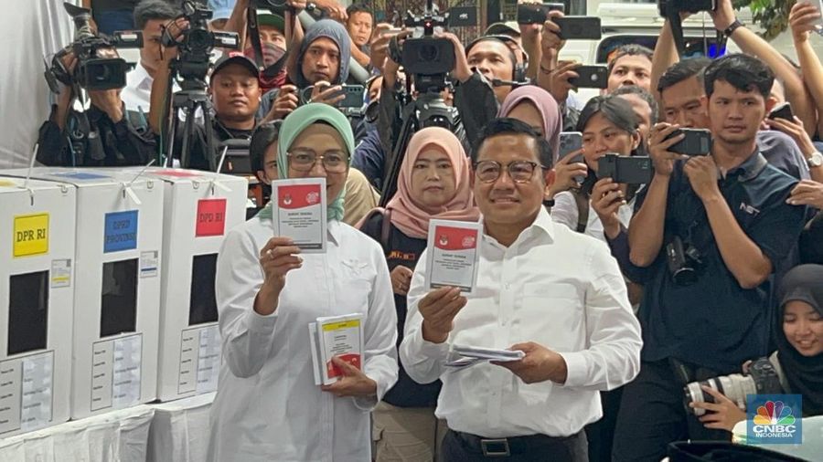 Cawapres nomor urut 1, Muhaimin Iskandar atau Cak Imin, telah menyalurkan hak suaranya di TPS 023, Kemang, Jakarta Selatan. Cak Imin datang ke TPS bersama keluarganya. (²©²ÊÍøÕ¾/Zefanya Aprilia)