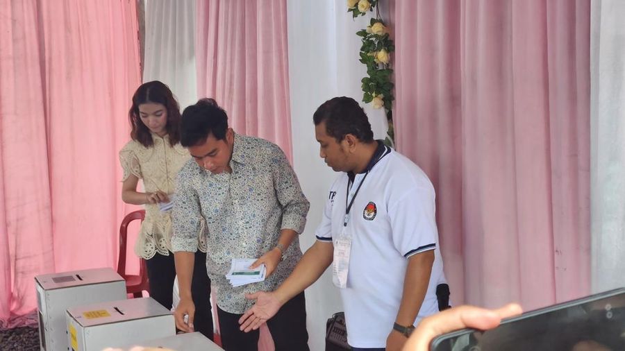 Cawapres nomor urut 2 Gibran Rakabuming Raka mencoblos di TPS 34 Manahan, Banjarsari, Solo. Uniknya, TPS tersebut bertema valentine. (Dok. Detikcom/Adrial Akbar)