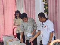 Suasana Khas Valentine, Gibran Nyoblos di Solo Bareng Selvi