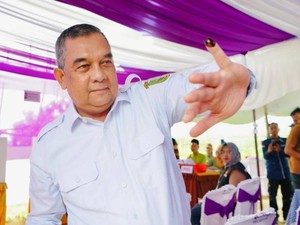Gubernur Riau Nyoblos bareng Istri: Jangan Golput!