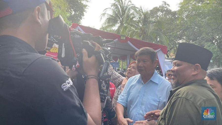 Hashim Djojohadikusumo adik Prabowo Subianto menyapa warga di kediaman Prabowo Subianto di Kertanegara, Jakarta. (CNBC Indonesia/Teti Purwanti)