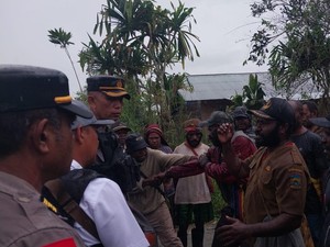 Cek Motor Curian, Polisi Pengaman TPS Diserang Warga di Dogiyai Papua