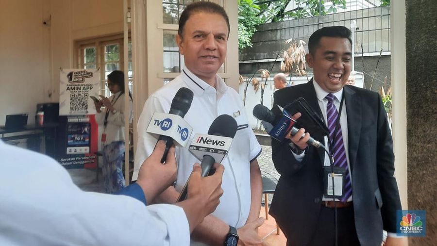 Kapten TimNas AMIN, Syaugi Alaydrus tiba di markas AMIN, Jalan Diponegoro 10 , Menteng, Jakarta Pusat. Rabu (14/2/2024). (CNBC Indonesia/Firda Dwi Muliawati)