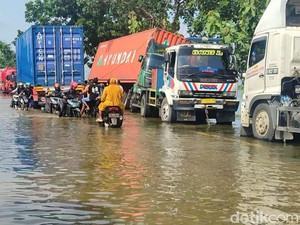 Truk Terperosok di Mijen, Jalur Alternatif Demak Macet Berjam-jam
