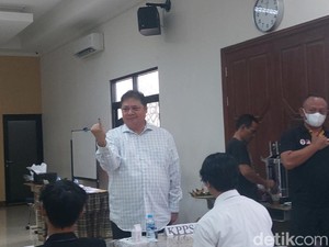 Momen Airlangga Nyoblos di TPS 05 Kebayoran Baru Jaksel Bareng Istri-Anak