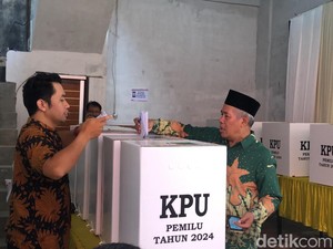 Nyoblos Bareng Keluarga, KH Marzuki Mustamar: Jangan Haram-haramkan Pemilu