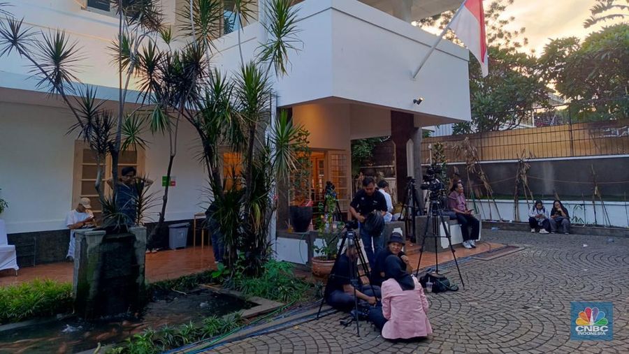 Kondisi terkini suasana rumah pemenangan AMIN Diponegoro 10. (CNBC Indonesia/Rosseno Aji Nugroho)