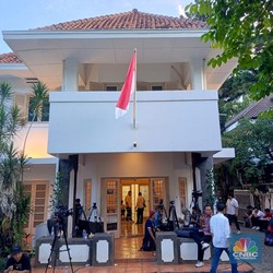 Prabowo 'Pesta Pora' di Istora, 'Mendung Bergelayut' di Markas Anies