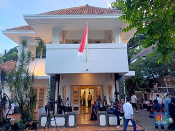Prabowo 'Pesta Pora' di Istora, 'Mendung Bergelayut' di Markas Anies