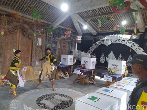 Unik, Petugas TPS 13 Magelang Joget Jaran Kepang Jelang Coblosan