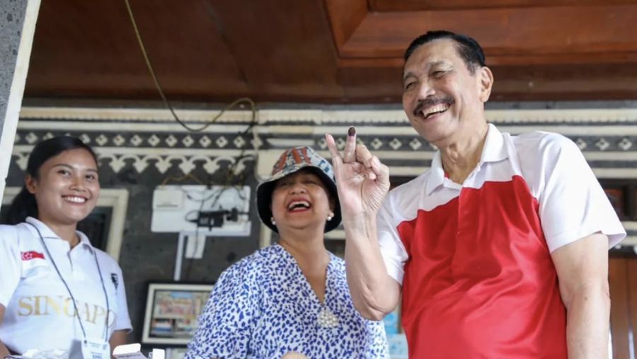 Luhut Binsar Pandjaitan nyoblos di Bali. (Tangkapan Layar Instagram @luhut.pandjaitan)