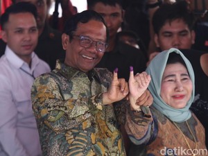 Berkemeja Batik, Mahfud dan Istri Nyoblos di TPS 106 Sambilegi