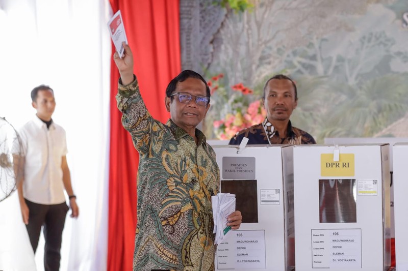 Cawapres nomor urut 03 Mahfud Md mencoblos di TPS 106 Sambilegi Lor, Maguwoharjo, Depok, Kabupaten Sleman, DIY, Rabu (14/2/2024) pagi. Cawapres nomor urut 03 Mahfud Md mencoblos di TPS 106 Sambilegi Lor, Maguwoharjo, Depok, Kabupaten Sleman, DIY, Rabu (14/2/2024) pagi. (Dok. Detikcom/Jauh Hari Wawan S)