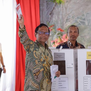 Potret Mahfud MD Nyoblos di Sleman Bareng Istri dan Anak