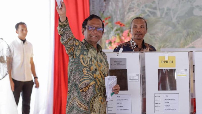 Cawapres nomor urut 03 Mahfud Md mencoblos di TPS 106 Sambilegi Lor, Maguwoharjo, Depok, Kabupaten Sleman, DIY, Rabu (14/2/2024) pagi. (Dok. Detikcom/Jauh Hari Wawan S)