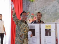 Potret Mahfud MD Nyoblos di Sleman Bareng Istri dan Anak