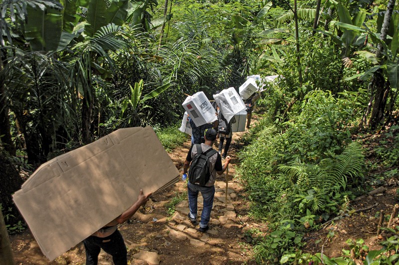 Warga suku Baduy membawa kotak suara untuk didistribusikan ke TPS menjelang pemilu 14 Februari, di desa Kanekes, Banten, Selasa, 13 Februari 2024. Warga suku Baduy membawa kotak suara untuk didistribusikan ke TPS menjelang pemilu 14 Februari, di desa Kanekes, Banten, Selasa, 13 Februari 2024. (AP Photo/Rangga Firmansyah)