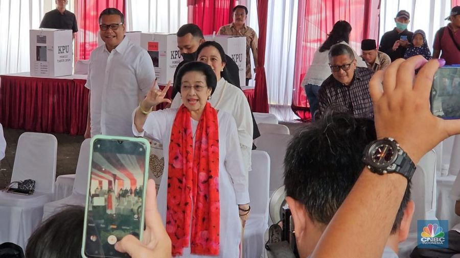 Megawati Soekarnoputri, Puan Maharani serta anggota keluarga lainnya melakukan pencoblosan di TPS 053 RT 10/RW 04, Kelurahan Kebagusan, Kecamatan Pasar Minggu, Jakarta Selatan pada Rabu (14/2/2024) pukul 11.00 WIB. (վ/Thea Fathanah Arbar)