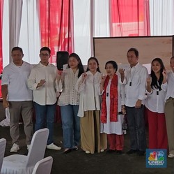 Nyoblos di Kebagusan, Megawati Tunjukkan 'Salam Metal'