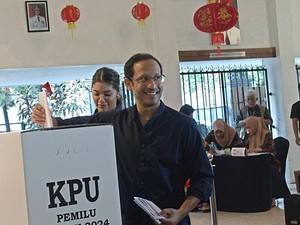 Mendikbud Nadiem dan Istri Nyoblos di Kebayoran Baru, Bawa 3 Anaknya