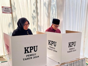 MenPAN-RB Azwar Anas Nyoblos di Banyuwangi Bareng Bupati Ipuk