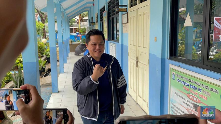 Menteri BUMN Erick Thohir melakukan pencoblosan di Tempat Pemungutan Suara (TPS) 17, Gudang Peluru, Tebet, Jakarta Selatan. (CNBC Indonesia/Romys Binekasri)