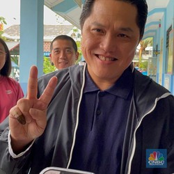 Erick Thohir Nyoblos di TPS Jakarta Timur, Pamer 'Salam' Dua Jari