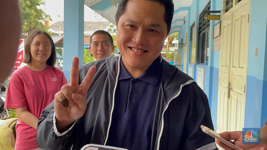Menteri BUMN Erick Thohir melakukan pencoblosan di Tempat Pemungutan Suara (TPS) 17, Gudang Peluru, Tebet, Jakarta Selatan. (CNBC Indonesia/Romys Binekasri)