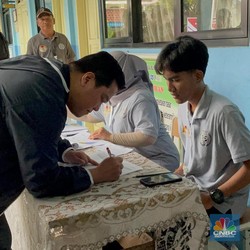Erick Tohir Nyoblos di Gudang Peluru Tebet, 1 Lokasi dengan Boy Thohir