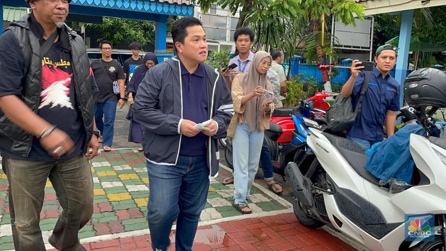 Menteri BUMN Erick Thohir melakukan pencoblosan di Tempat Pemungutan Suara (TPS) 17, Gudang Peluru, Tebet, Jakarta Selatan. (CNBC Indonesia/Romys Binekasri)