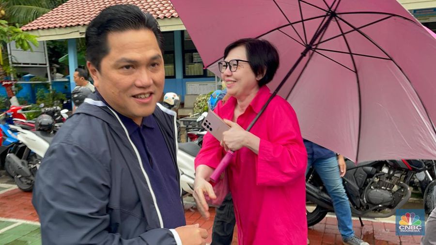 Menteri BUMN Erick Thohir melakukan pencoblosan di Tempat Pemungutan Suara (TPS) 17, Gudang Peluru, Tebet, Jakarta Selatan. (CNBC Indonesia/Romys Binekasri)