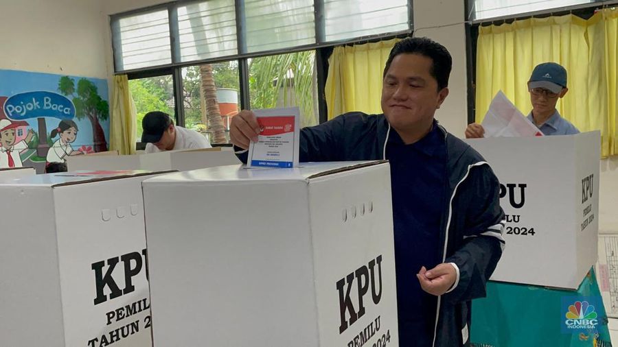 Menteri BUMN Erick Thohir melakukan pencoblosan di Tempat Pemungutan Suara (TPS) 17, Gudang Peluru, Tebet, Jakarta Selatan. (CNBC Indonesia/Romys Binekasri)