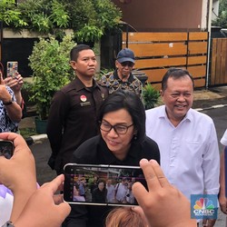 Basuki & Sri Mulyani Kompak Berbaju Hitam Saat Nyoblos, Ini Alasannya