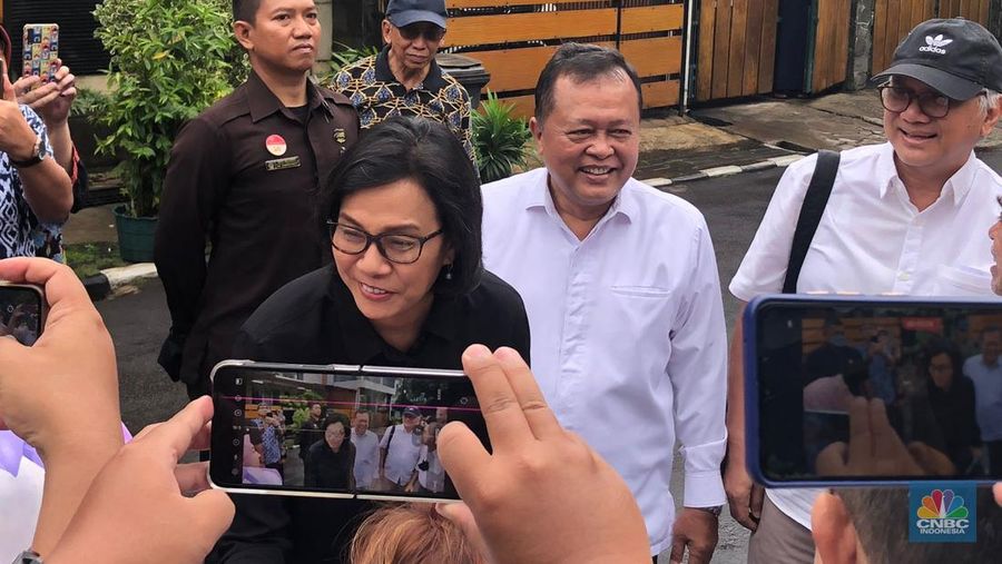 Menteri Keuangan, Sri Mulyani melakukan pencoblosan di TPS 73 Jalan Mandar, Taman Bintaro Jaya Sektor 3A, Pondok Aren, Tangerang Selatan, Banten. (CNBC Indonesia/Arrijal Rachman)