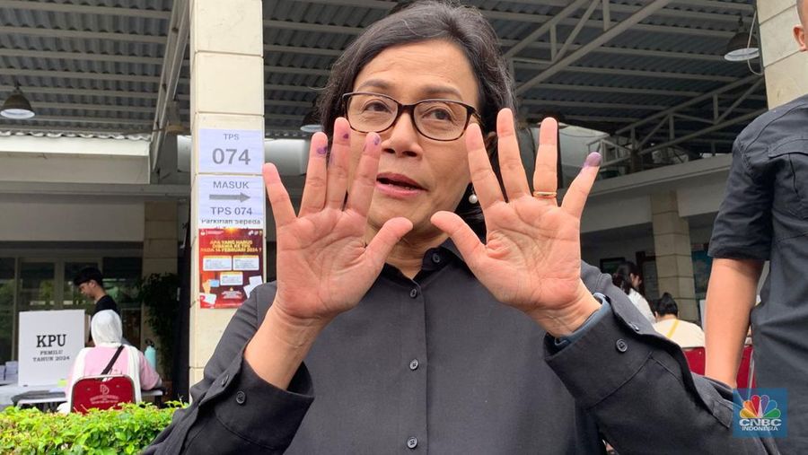 Menteri Keuangan, Sri Mulyani melakukan pencoblosan di TPS 73 Jalan Mandar, Taman Bintaro Jaya Sektor 3A, Pondok Aren, Tangerang Selatan, Banten. (CNBC Indonesia/Arrijal Rachman)
